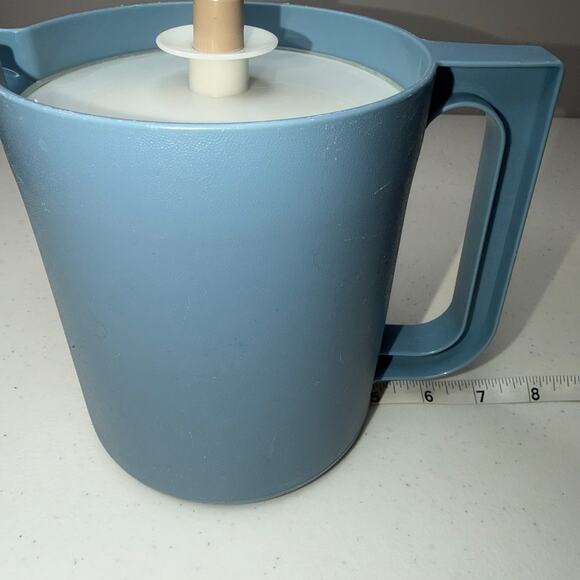Tupperware Vintage Blue 1.5 Quart Pitcher #1575 Push Button Lid Made in U.S.A. - Picture 4 of 10